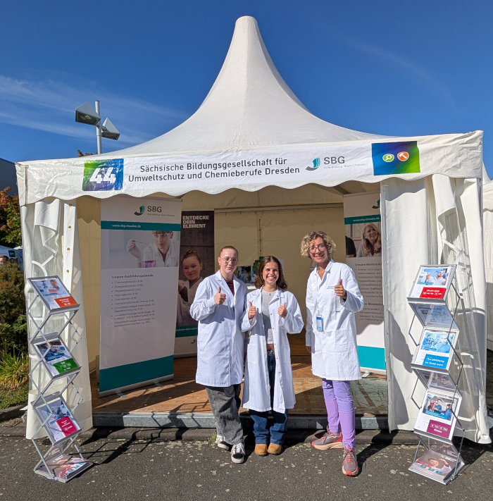 Schichtwechsel: Messestand mit einem Teil des Messeteams der SBG Dresden anläßlich des IHK-Aktionstags Ausbildung 2026, hier ganz links mit einer weiteren Auszubildenden im Bereich Pharmazie
