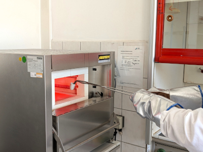 Im Muffelofen erfolgt das Einwiegen und Erhitzen der trockenen Bodenprobe auf bis zu 900 Grad. Dabei verbrennt das organische Material (Humusvernichtung) und der Rückstand läßt Rückschlüsse zu auf die Verteilung der Anteile des enthaltenen organischen und nichtorganischen Materials (Beispiel Thema Bodenfruchtbarkeit).