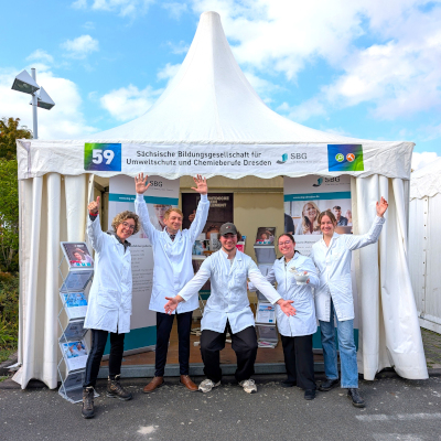 Bild mit Messestand und Team der SBG Dresden anläßlich des IHK-Aktionstag Ausbildung 2025
